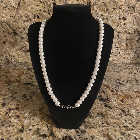 Pearl single strand faux pearl necklace claw clasp 20” L - Picture 2 of 4